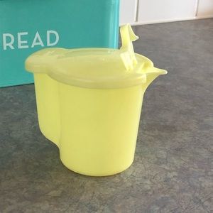 70's Yellow Tupperware Plastic Pourer with Lid - 70's Tupperware - Sauces